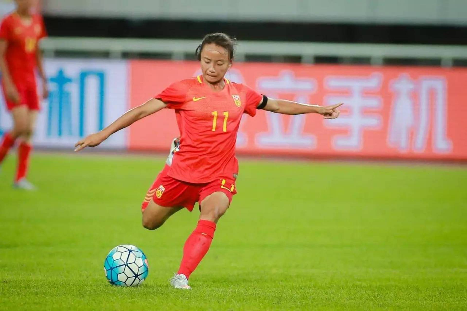 国际足球赛事中，女球员展现实力 